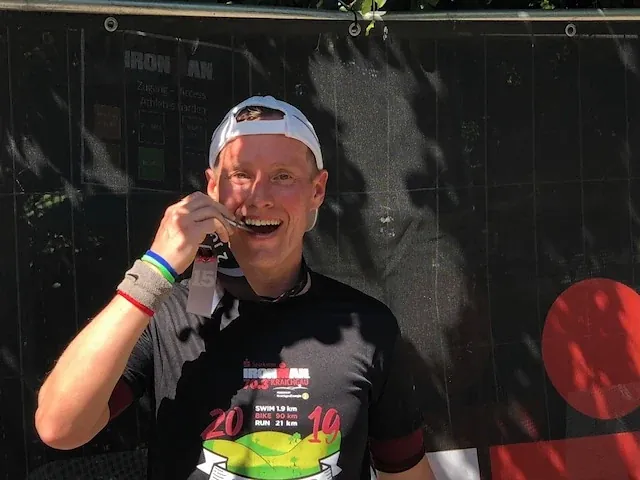 Markus nach dem Wettkampf mit seiner Finisher-Medaille