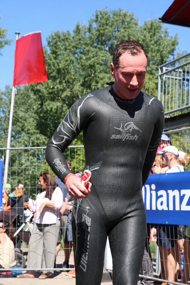 Markus im Neoprenanzug nach dem Schwimmen